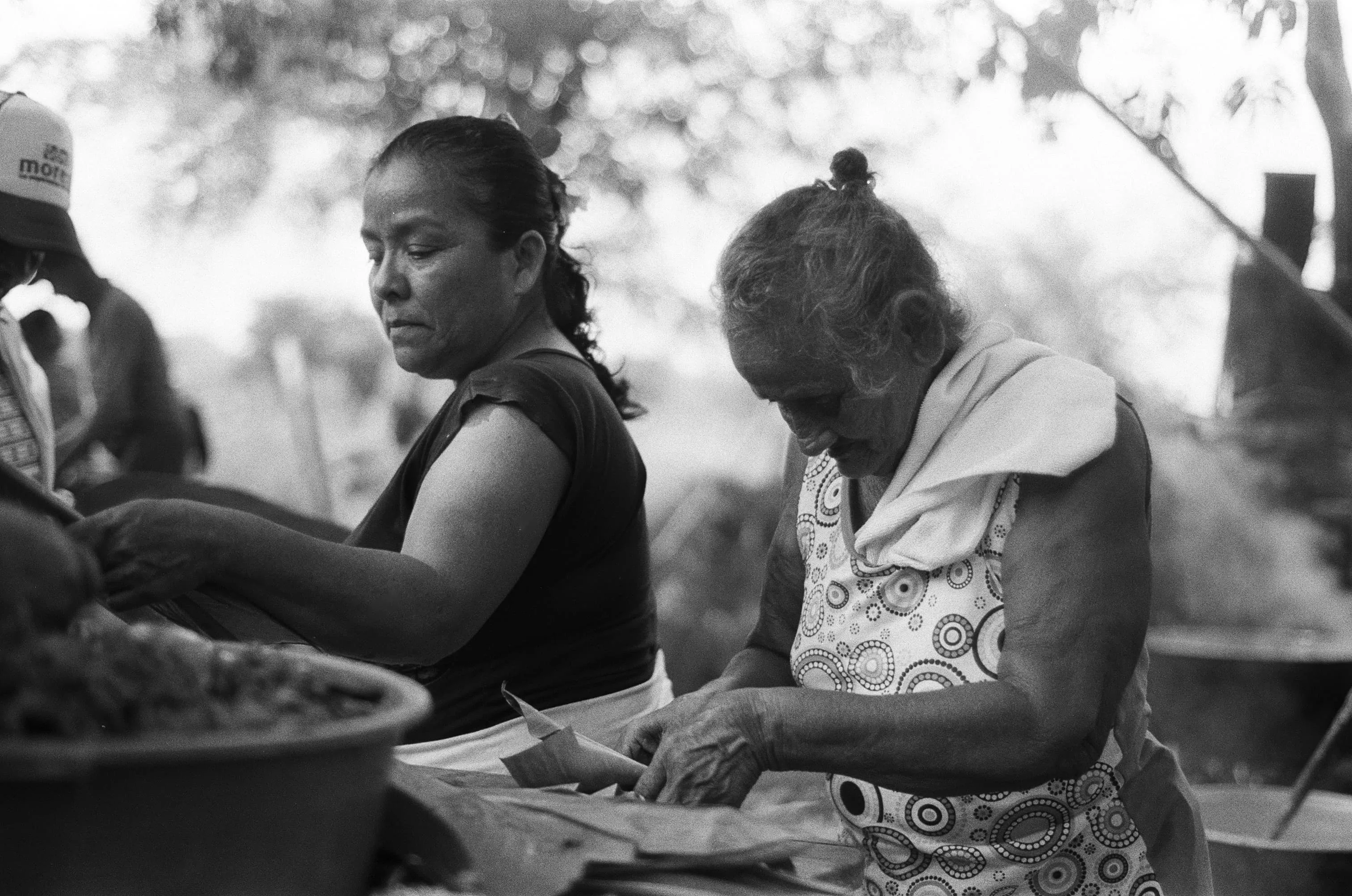 Ana y Manuela Hernández envolviendo tamales para el fandango, Boca de San Miguel, Veracruz, México, 2025