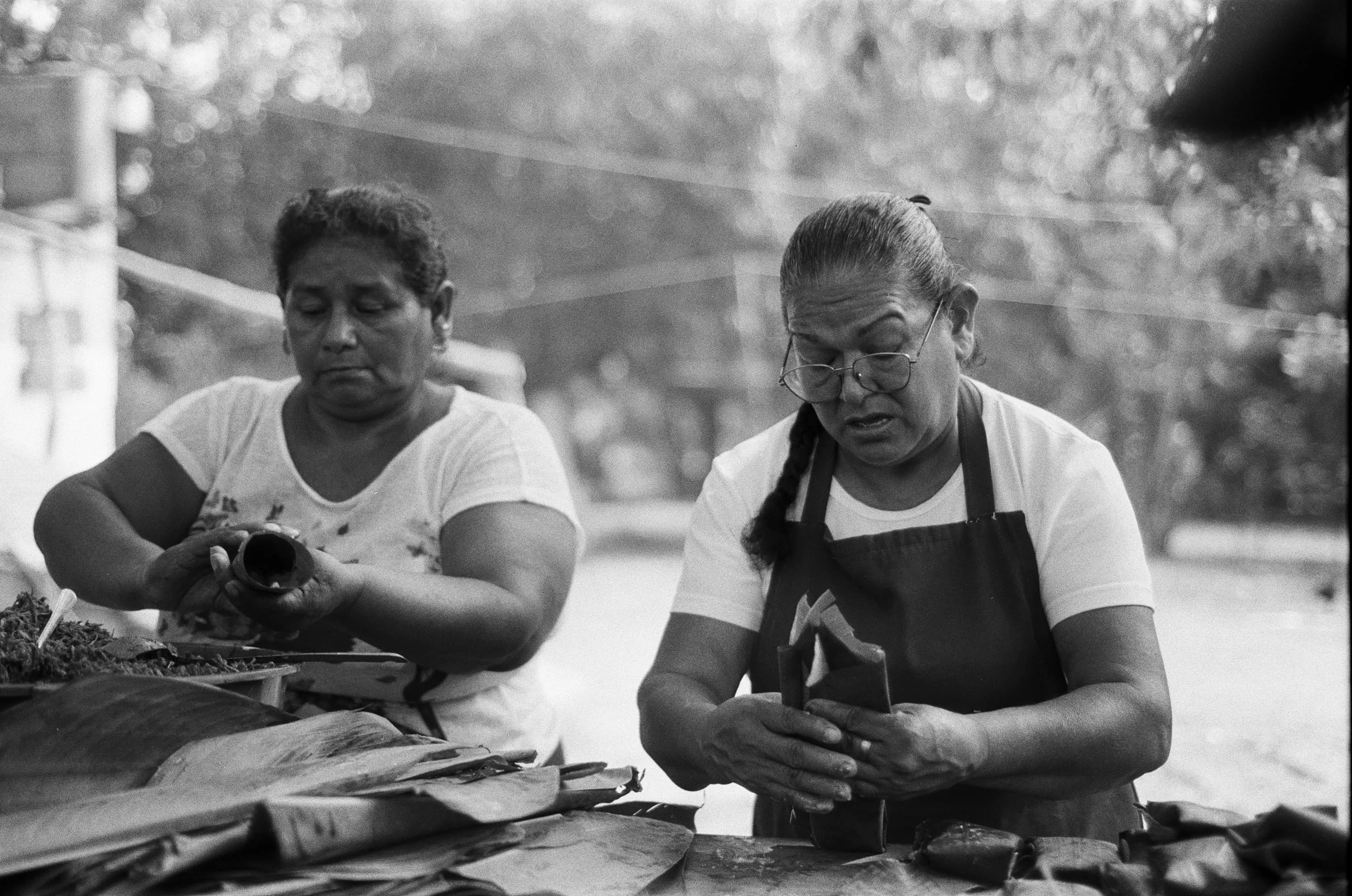 Luisa y Julia Hernández haciendo tamales para el fandango, Boca de San Miguel, Veracruz, México, 2025