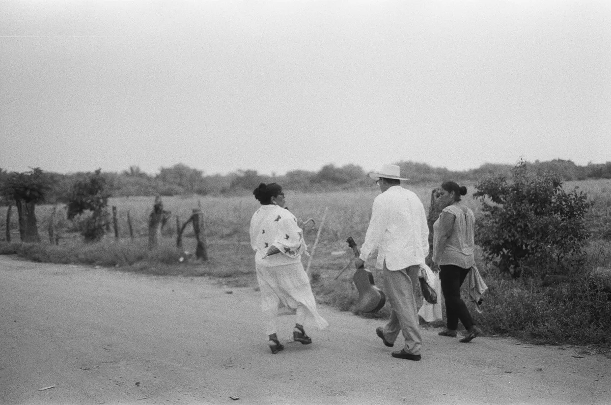 Rodolfina, Tereso y Martha rumbo a la iglesia, Boca de San Miguel, Veracruz, México, 2025