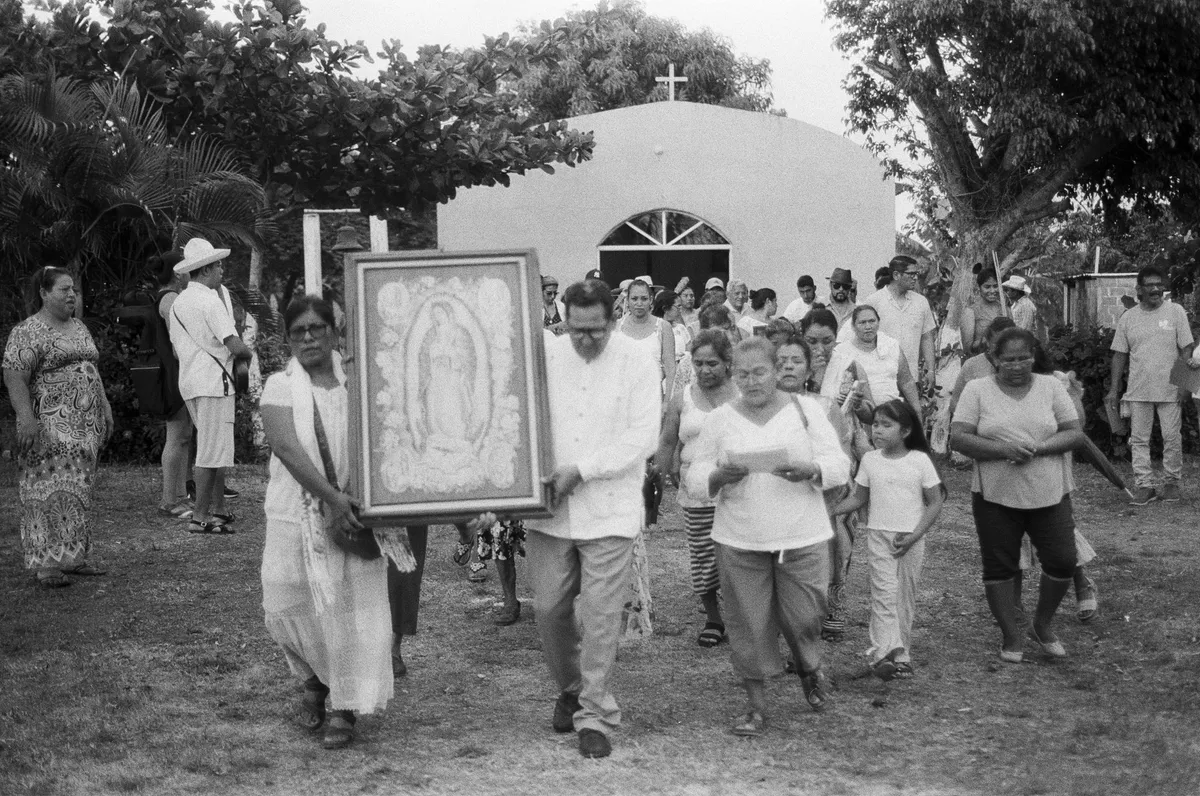 Rodolfina y Tereso llevan a la Virgen de Guadalupe, Boca de San Miguel, Veracruz, México, 2025