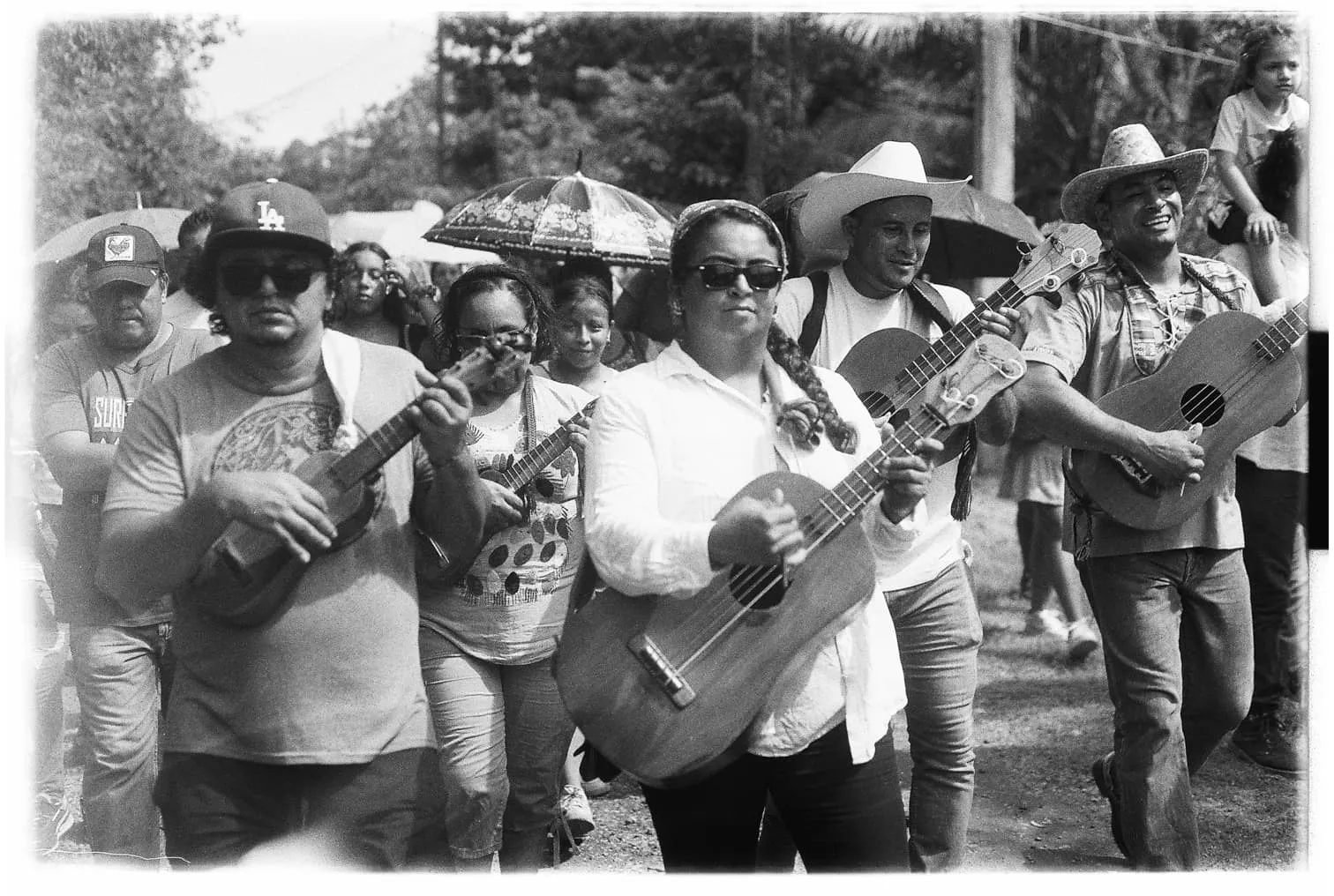 Procesión con bombonas, jaranas y requintos, Chacalapa, Veracruz, México, 2023